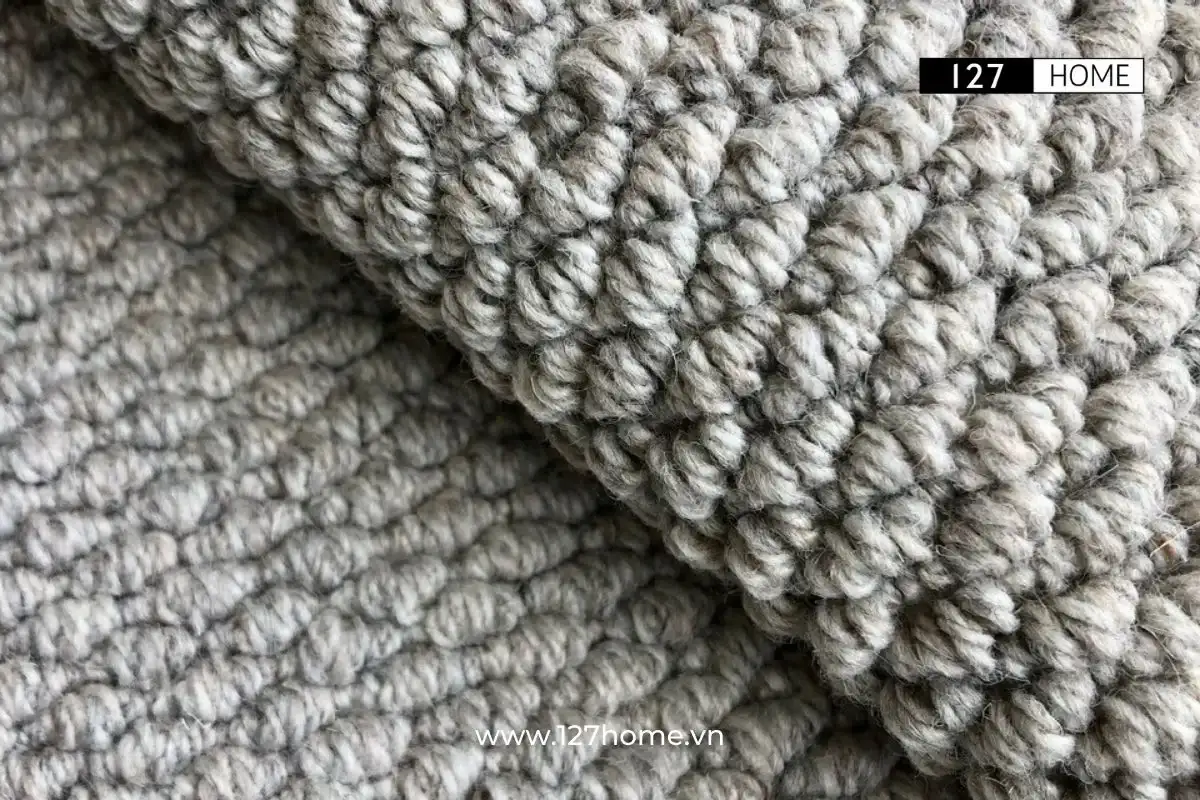 Thảm phòng khách Hira có chất liệu bền bỉ, an toàn cho cả gia đình