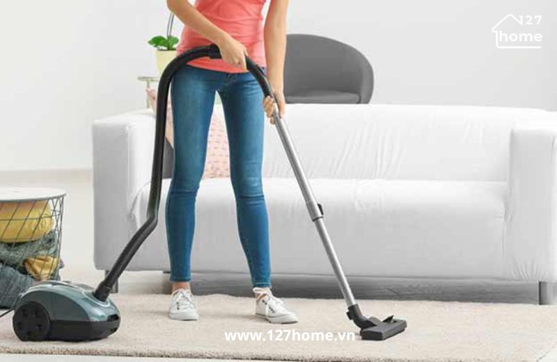 Máy hút bụi là dụng cụ làm sạch thảm phổ biến nhất hiện nay