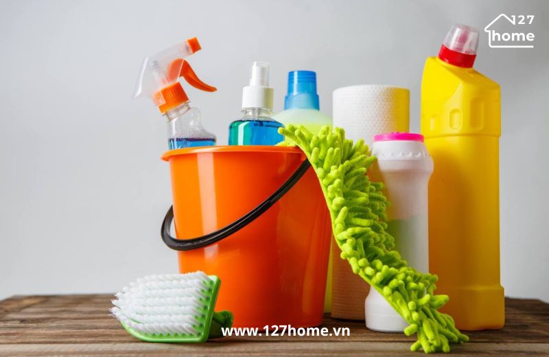 Những dụng cụ vệ sinh thảm khác như xô, găng tay, khăn lau,...