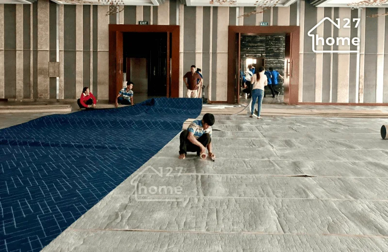 Xử lý và vệ sinh mặt bằng thi công thảm trải sàn