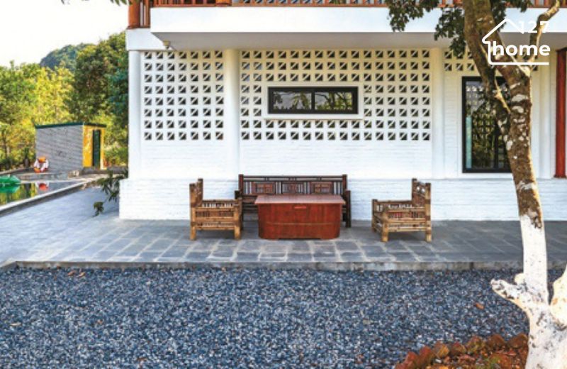 Rải đá và lu chặt để đảm bảo độ cứng và ổn định 