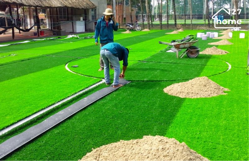 Rải cát hoặc hạt cao su để tăng độ mềm mại và giảm chấn 