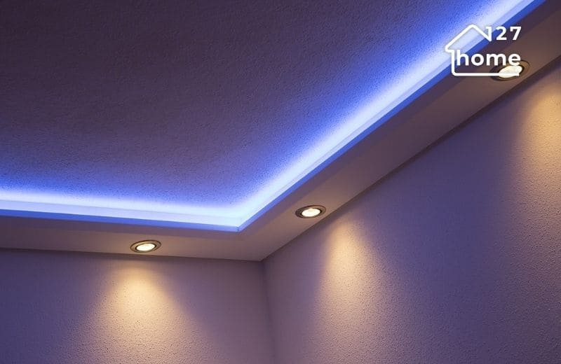 Đèn hắt trần tạo ánh sáng nhẹ, giúp căn phòng trông rộng và hiện đại hơn