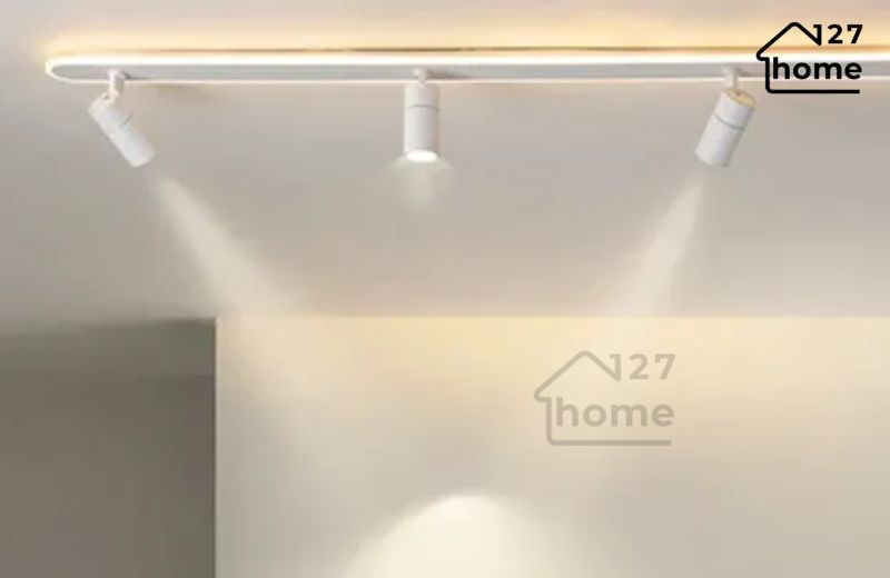 Đèn spotlight gắn trần thích hợp các khu vực cần chiếu sáng linh hoạt như phòng trưng bày, hành lang
