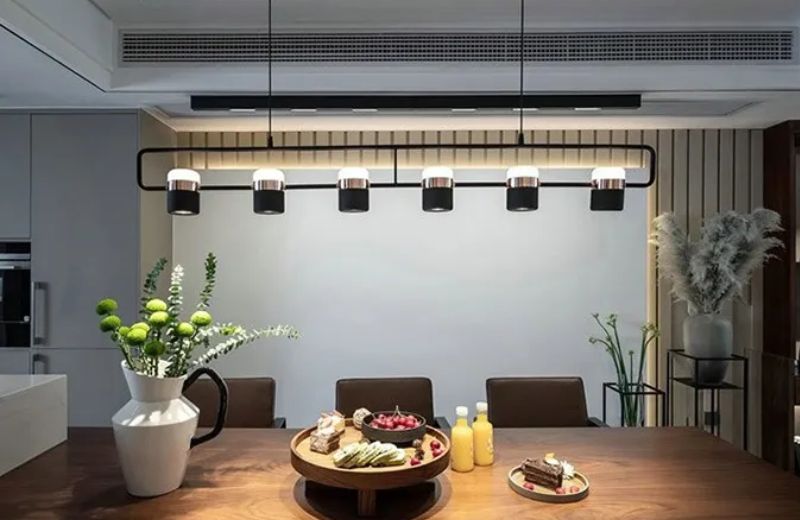 Đèn spotlight ray được lắp đặt trên thanh ray điện, cho phép dễ dàng di chuyển hoặc thay đổi số lượng đèn trên ray