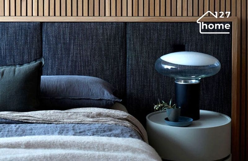 Kết hợp đèn bàn và đèn treo tường với ánh sáng vàng dịu
