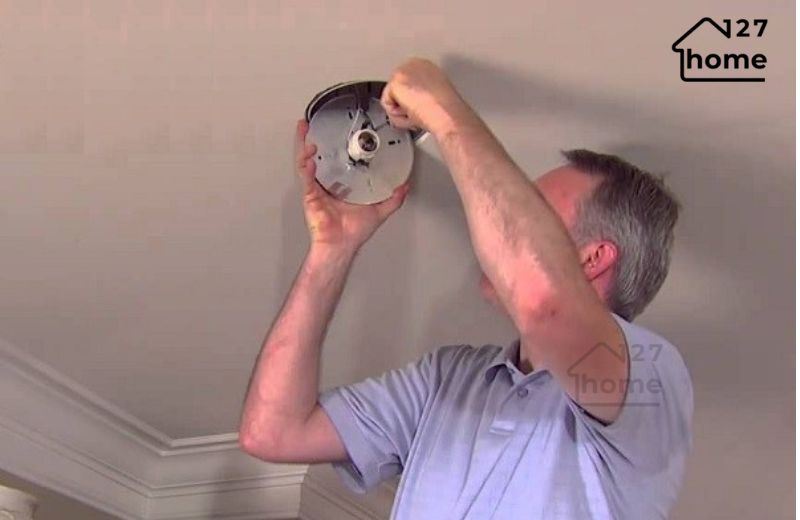 Tuyệt đối không khoét lỗ sớm trước khi có đèn thực tế, bởi từng hãng cung cấp sẽ có thông số kích thước khác biệt dù công suất giống nhau.