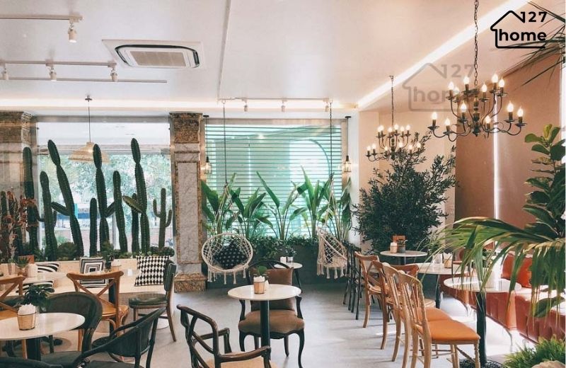 cách trang trí đèn quán cà phê - việc sử dụng ánh sáng tự nhiên từ các cửa sổ lớn, giếng trời hoặc khoảng giếng lấy sáng rất quan trọng
