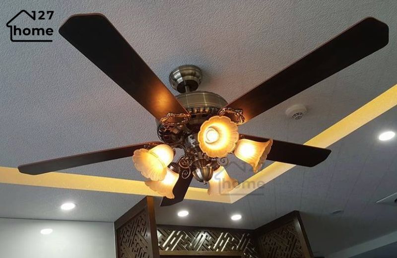 Việc có nên dùng quạt trần đèn phụ thuộc vào nhu cầu và điều kiện thực tế của bạn