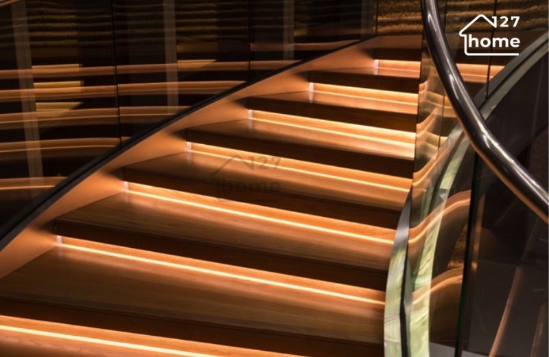 Đèn LED dây là loại đèn linh hoạt, dễ thi công và thường được lắp đặt vòng quanh tay vịn, viền bậc hoặc mặt dưới thành cầu thang