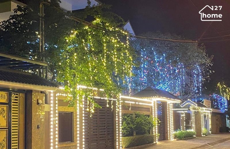 Các đèn LED ngoài trời thường có chỉ số chống bụi, chống nước cao (ví dụ IP65, IP67), giúp thiết bị chịu được mưa gió