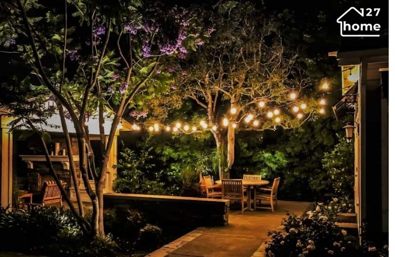 Các quán cafe sân vườn hay ngoài trời có thể chọn đèn led dây chống nước
