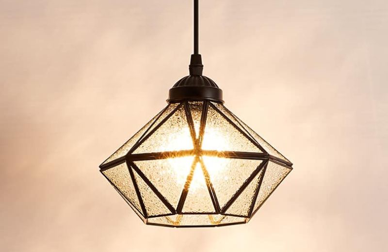 Phong cách cổ điển chú trọng chi tiết, đèn thả thường làm từ pha lê, đồng với hoa văn phức tạp, lộng lẫy kiểu chùm đa tầng, phát ra ánh sáng vàng ấm áp