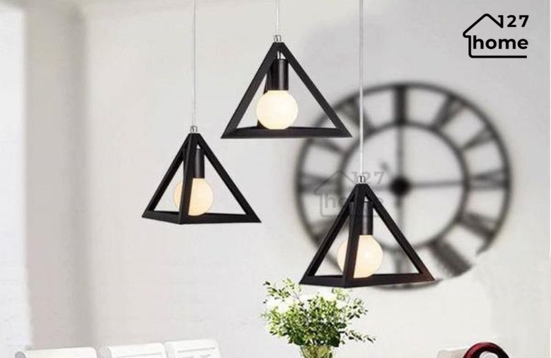 Mẫu đèn hình tam giác không phổ biến nhưng lại tạo ấn tượng độc đáo và phá cách cho không gian
