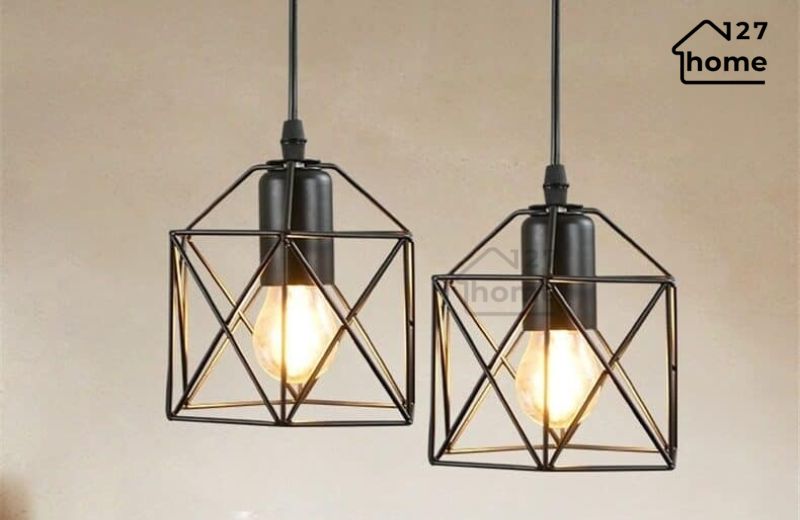 Kiểu đèn khung lồng thường làm từ thép hoặc gỗ, tạo nên vẻ đẹp mang đậm hơi thở công nghiệp hoặc mộc mạc.