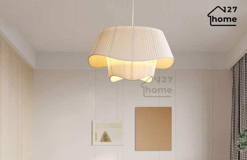 Các mẫu đèn thả thủy tinh, vải hoặc gỗ với ánh sáng vàng ấm được ưa chuộng để tạo cảm giác thư thái