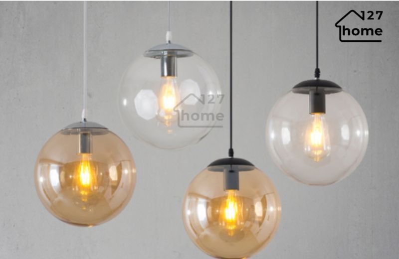 Khác với pha lê, thủy tinh mang đến sự mềm mại, nhẹ nhàng và tinh tế cho thiết kế đèn thả