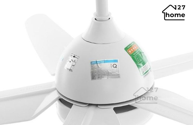 Quạt trần đèn sử dụng động cơ tiên tiến, kết hợp bóng đèn LED tiết kiệm điện năng và khả năng vận hành êm ái