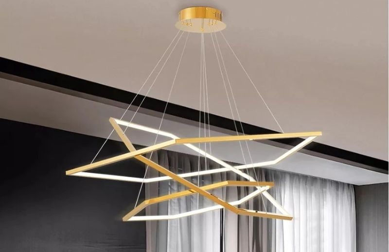 Khoan lỗ vừa đủ để mắc móc, nở thép hoặc vít chuyên dụng xuyên qua trần và nối chắc tới xương thép (nếu đèn nặng).