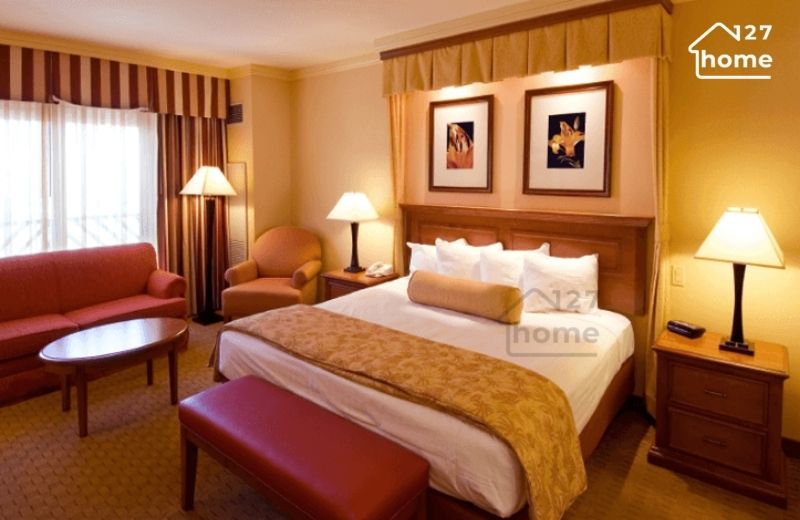 Đèn halogen tuy có ánh sáng đẹp nhưng gây tiêu hao điện năng nhiều, nhiệt độ cao dễ làm hại tranh.