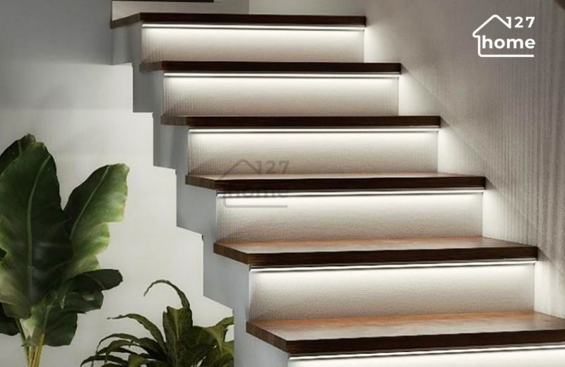 Bạn có thể trang bị đèn LED âm bậc đồng đều hoặc LED dây chạy dọc tay vịn để tạo ánh sáng mềm mại