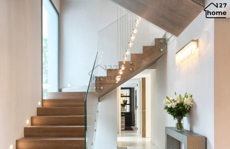 Mỗi tầng nên có hệ thống đèn LED riêng biệt, đảm bảo bóng phủ đủ và ánh sáng phù hợp.