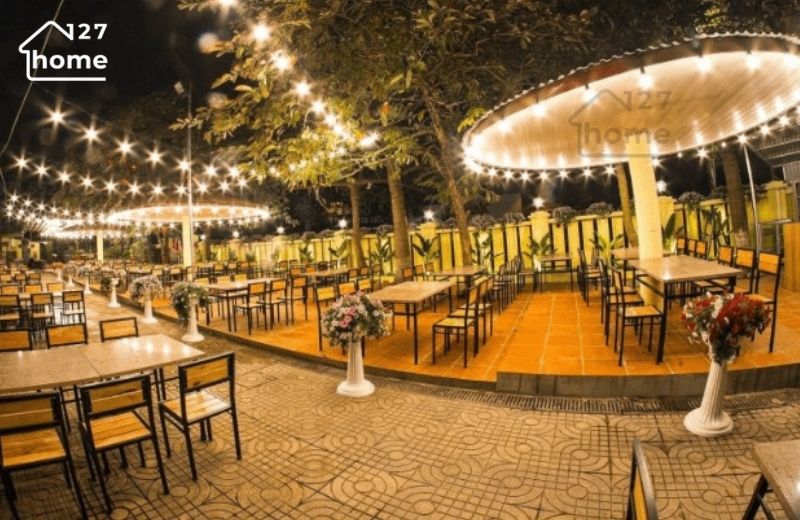 cách trang trí đèn quán cà phê - đối với phong cách hiện đại, bạn có thể chọn đèn có thiết kế tối giản