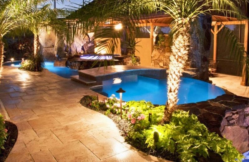 Ánh sáng thông minh được áp dụng phổ biến, cho phép điều chỉnh độ sáng, màu sắc và hiệu ứng theo thời gian ngày và nhu cầu trải nghiệm của khách.