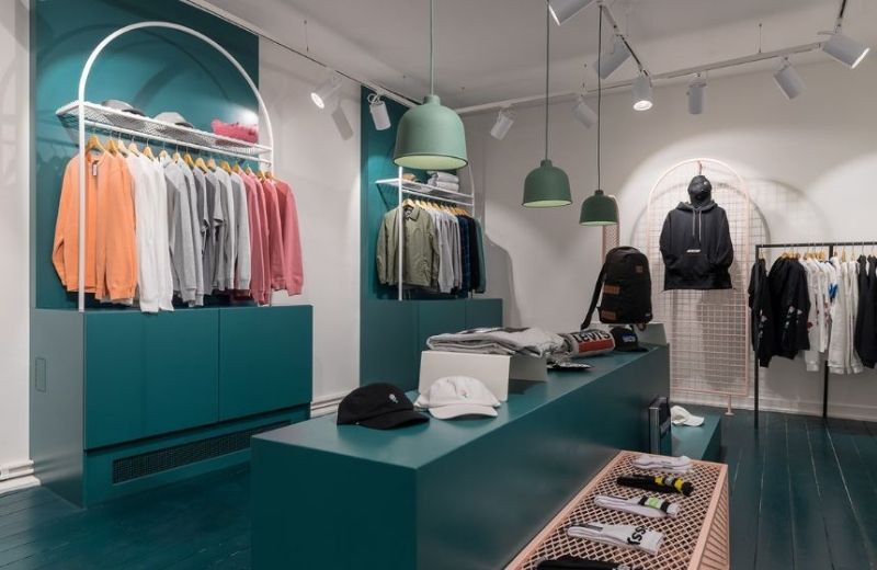 Đèn rọi ray là loại đèn chiếu điểm chuyên dụng, rất được ưa chuộng trong các shop thời trang nhờ khả năng chiếu sáng linh hoạt