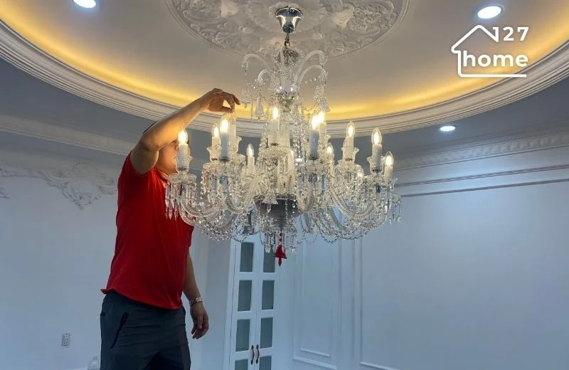 Nên vệ sinh đèn chùm mỗi 3–6 tháng/lần giúp duy trì độ sáng, độ bền và vẻ sang trọng như mới.