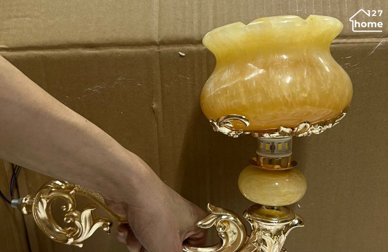 Đèn chùm bát đá sang trọng với chao đá và khung kim loại bền chắc