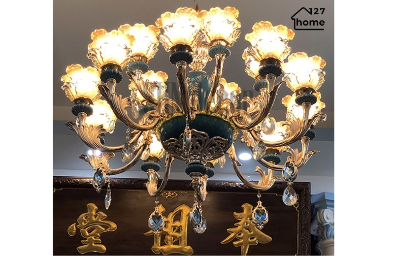Đèn chùm đồng cổ điển – biểu tượng của sự sang trọng và đẳng cấp vượt thời gian.