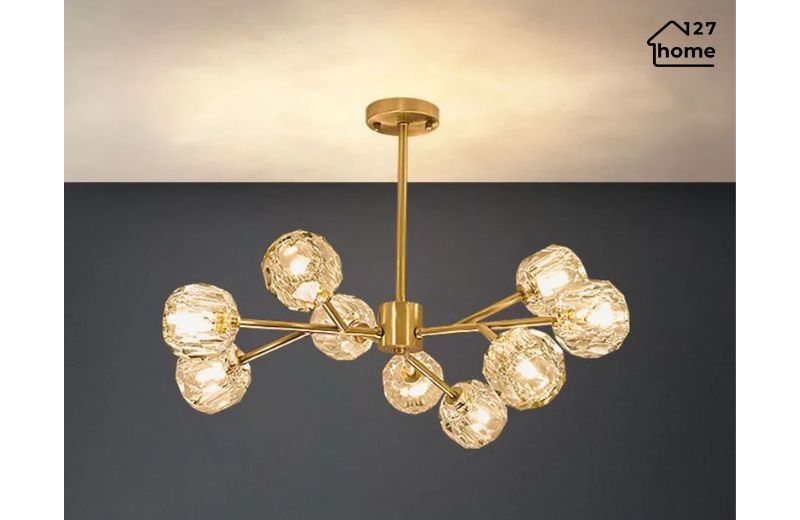 Đèn chùm đồng mang đến không gian quán cà phê ấm cúng và đầy nghệ thuật.