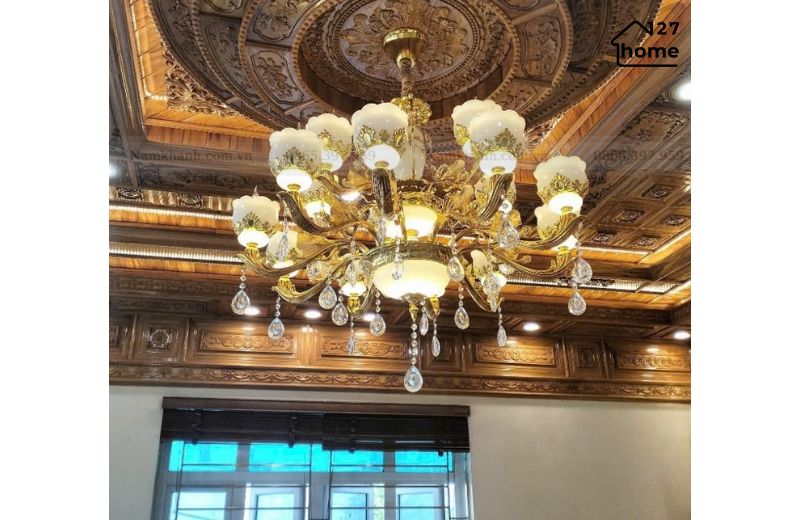 Đèn chùm đồng kích thước lớn – điểm nhấn sang trọng, tạo ấn tượng cho sảnh và không gian rộng.