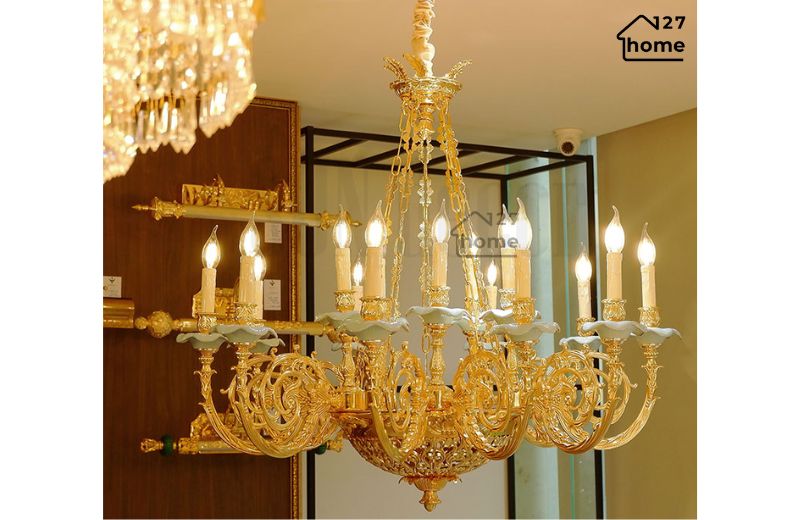 Chất liệu đồng thau được chế tác tỉ mỉ, tạo nên đèn chùm đẳng cấp cho không gian sống đầy thanh lịch.