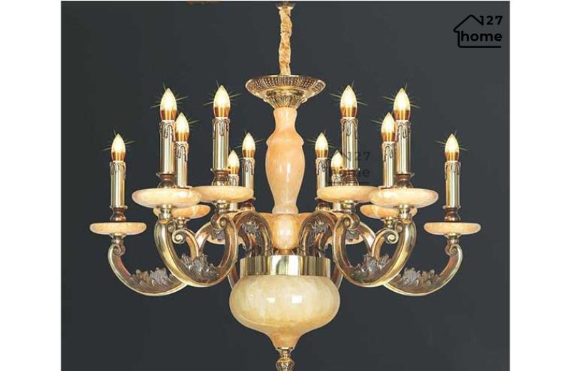 Kiệt tác đèn chùm nến với thiết kế tinh xảo, chất liệu đồng và pha lê cao cấp tôn vinh vẻ đẹp sang trọng.
