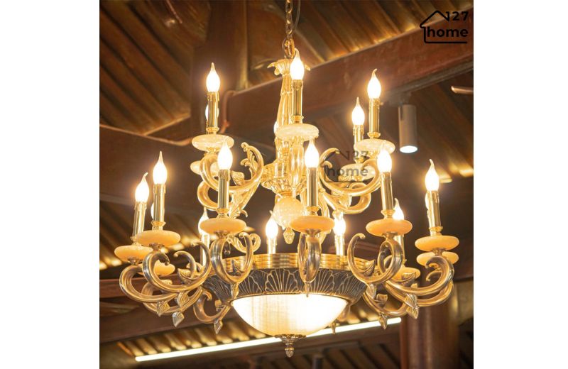 Đèn chùm nến tân cổ điển – sự kết hợp tinh tế giữa nét cổ điển và hiện đại, tạo nên vẻ đẹp sang trọng và ấm áp.