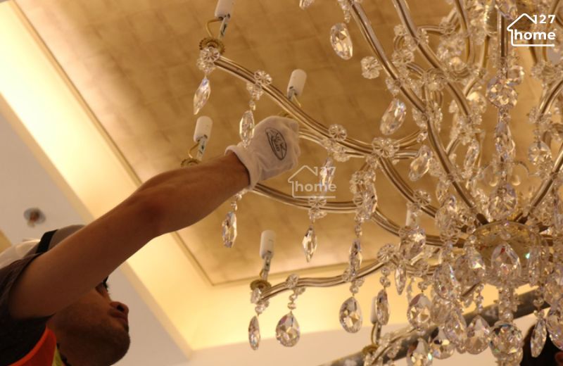 Lắp đặt đèn chùm phòng thờ chuẩn phong thủy – an toàn và trang nghiêm.