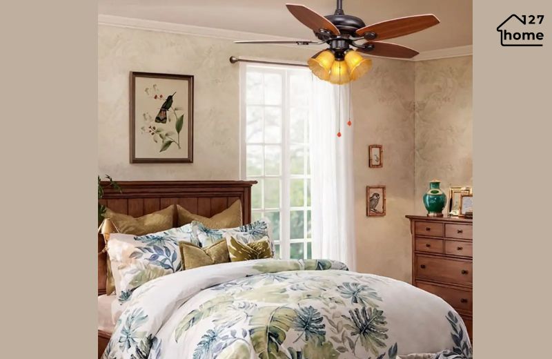 Phòng ngủ thư giãn, sang trọng với quạt trần cổ điển tinh tế.