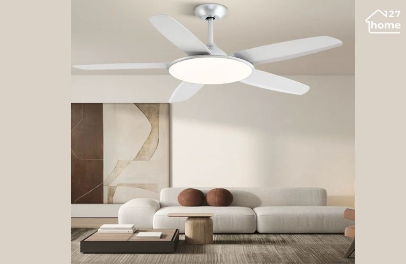 Quạt trần hiện đại với kiểu dáng đơn giản nhưng sang trọng, kết hợp công nghệ tiên tiến.