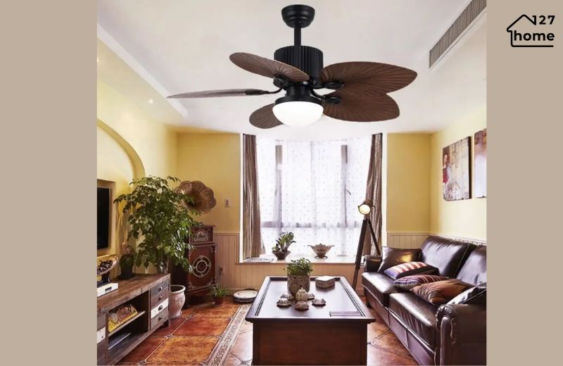 Không gian phòng khách sang trọng, ấm áp với quạt trần tân cổ điển.