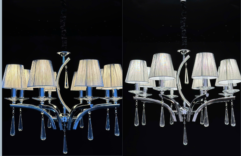 Đèn chùm hiện đại nhiều bóng với chao vải trắng và thân kim loại mạ chrome sáng bóng, kết hợp các hạt pha lê trang trí tinh tế.