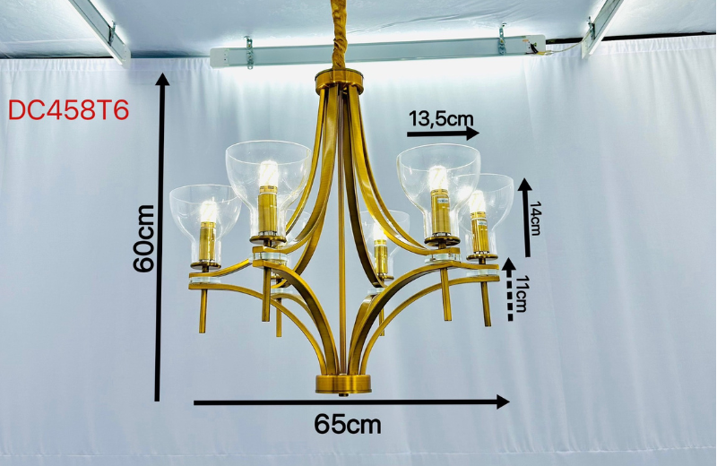 Đèn Chùm DC458T6 thân hợp kim vàng đồng, 6 tay đèn thủy tinh trong suốt, kích thước Ø65cm x cao 60cm, phong cách Châu Âu cổ điển sang trọng.