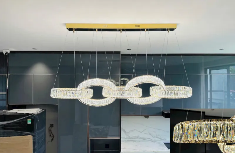 Đèn thả pha lê THD7059 gồm 5 vòng pha lê đan xen, thân inox mạ vàng cao cấp, thiết kế sang trọng cho phòng ăn và phòng khách hiện đại – 127home