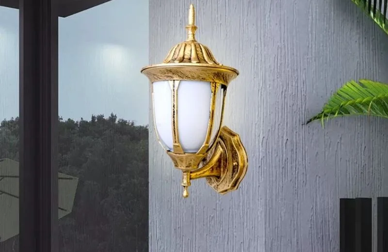 Đèn tường VNT6625 được thiết kế dạng lồng đèn cổ điển với phần chụp trên bo tròn, đỉnh nhọn tinh tế và thân đèn uốn cong gắn vào đế tường chắc chắn.