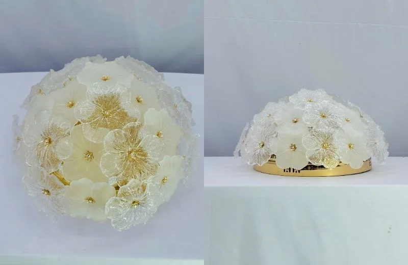 Thiết kế của đèn ốp trần pha lê OTPL051 là những bông hoa pha lê trắng - trong xen kẽ