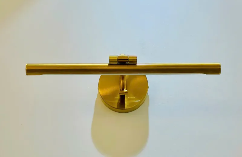 Đèn Rọi Tranh RT5691 - đèn chiếu tranh cao cấp chất liệu hợp kim mạ vàng đồng giúp tôn lên vẻ đẹp của tranh treo tường và không gian nội thất.