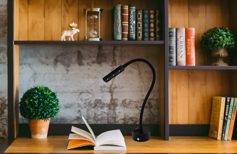 Đèn Rọi Tranh RT08-01- phối cảnh gắn bàn đọc sách.