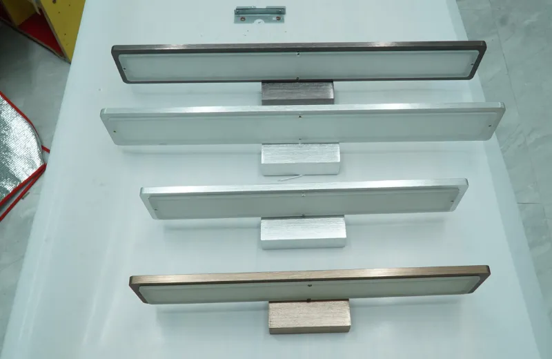 Đèn Rọi Tranh RTA80S Cao Cấp – Thực tế mẫu đèn tường bạc.