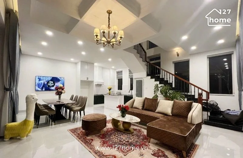 Đèn chùm phòng khách phối cùng sofa và thảm trang trí